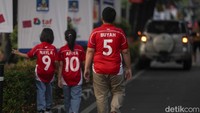 Ada juga yang kompak memakai jersey bertuliskan nama panggilan masing-masing. 