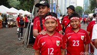 Memakai jersey home Timnas, mereka ikut memerahkan GBK.  