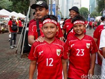 Gaya Totalitas Suporter Cilik Dukung Timnas Indonesia