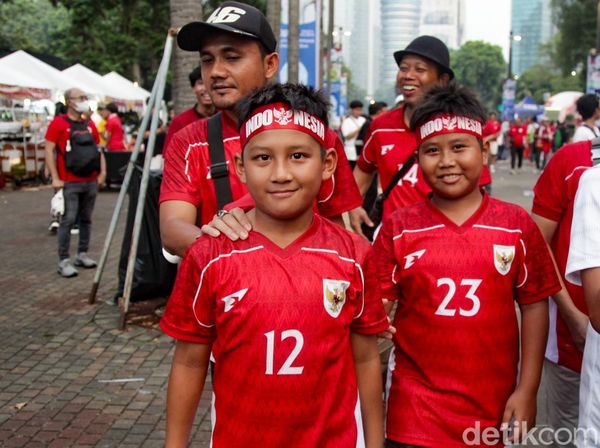 Gaya Totalitas Suporter Cilik Dukung Timnas Indonesia