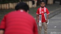 Suporter cilik ikut memeriahkan pertandingan Timnas Indonesia vs China di GBK, Jakarta, Kamis (5/6/2025).