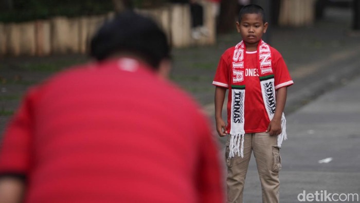 Gaya Totalitas Suporter Cilik Dukung Timnas Indonesia Suporter cilik ikut memeriahkan pertandingan Timnas Indonesia vs Timnas China di GBK, Jakarta, Kamis (5/6/2025).