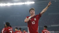 Ole Romeny maju sebagai eksekutor dan sukses membawa Indonesia memimpin 1-0 di menit ke-44. Babak pertama usai dengan keunggulan Indonesia.