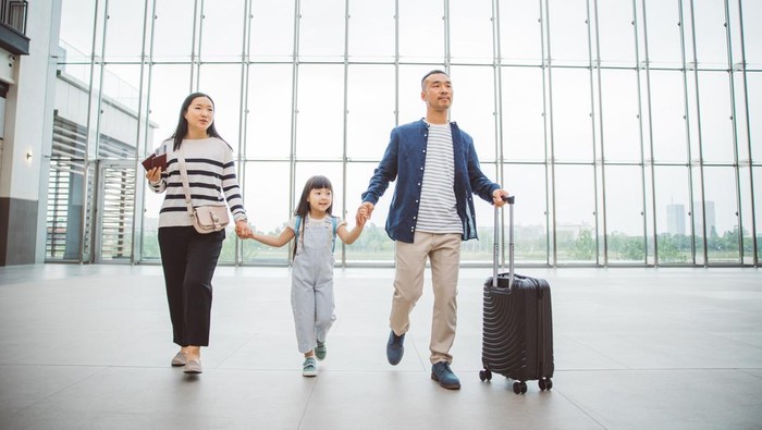Ilustrasi keluarga piknik dengan pesawat Asian Chinese family on a vacation. Walking on airport with luggage.