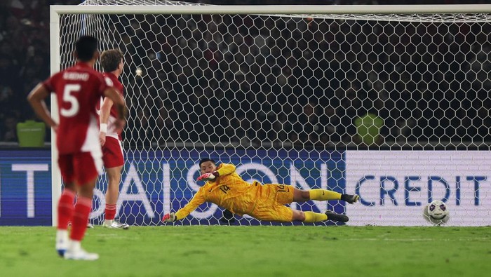 Soccer Football - World Cup - AFC Qualifiers - Group C - Indonesia v China - Gelora Bung Karno Stadium, Jakarta, Indonesia - June 5, 2025 Indonesias Ole Romeny scores their first goal from the penalty spot past Chinas Wang Dalei REUTERS/Ajeng Dinar Ulfiana