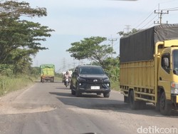 Waspada! Jalan Pekanbaru-Siak Banyak Lubang Bahayakan Pengendara