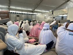 Jamaah Aida Tourindo Banjir Air Mata Saat Wukuf di Arafah