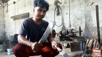 Pande di Kota Blitar Kebanjiran Pesanan Pisau Jelang Idul Adha