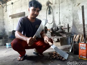 Pande di Kota Blitar Kebanjiran Pesanan Pisau Jelang Idul Adha Pande di Kota Blitar Kebanjiran Pesanan Pisau Jelang Idul Adha