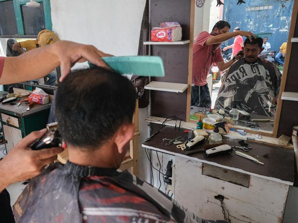 H-1 Idul Adha, Tukang Cukur Rambut di Kendari Panen Cuan