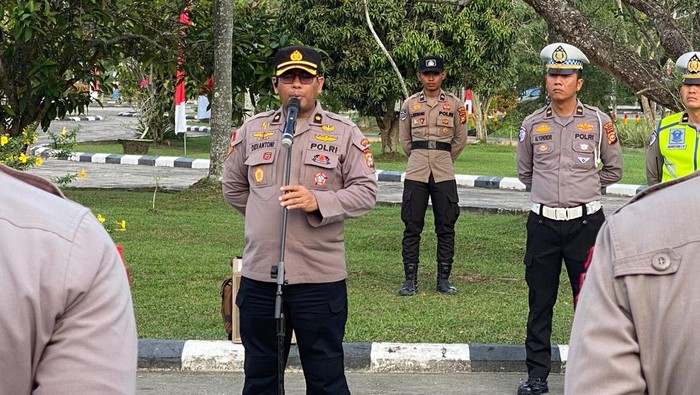 Kabagops Polres Siak Kompol Didi memimpin apel pasukan penjagaan jelang Idul Adha