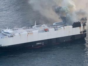 Kapal Angkut 3.000 Mobil dari China Terbakar, Asap Muncul dari Dek Mobil Listrik Kapal Angkut 3.000 Mobil dari China Terbakar, Asap Muncul dari Dek Mobil Listrik