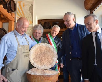 Parmesan Purba: Kelezatan Keju Tertua Dunia, Usia 27 Tahun!