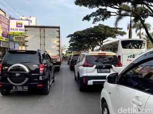 Macet di Jalan Garut-Bandung, Ada Penyempitan di Dangdeur Rancaekek Macet di Jalan Garut-Bandung, Ada Penyempitan di Dangdeur Rancaekek