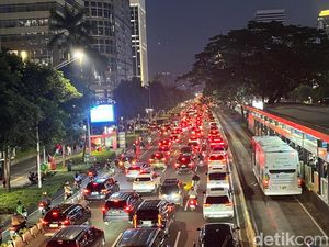 Jalan Sudirman Macet Jelang Laga Timnas Vs China di GBK Malam Ini Jalan Sudirman Macet Jelang Laga Timnas Vs China di GBK Malam Ini