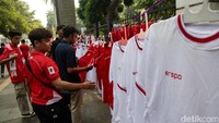 Laris Manis Pedagang Suvenir di GBK Jelang Indonesia Vs China
