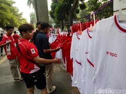 Laris Manis Pedagang Suvenir di GBK Jelang Indonesia Vs China