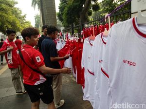 Laris Manis Pedagang Suvenir di GBK Jelang Indonesia Vs China Laris Manis Pedagang Suvenir di GBK Jelang Indonesia Vs China