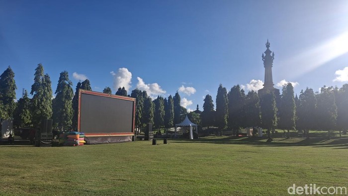 Layar lebar dipersiapkan untuk nonton bareng (nobar) Indonesia vs China lapangan Monumen Bajra Sandi, Renon, Denpasar, Kamis (5/6/2025). Layar lebar dipersiapkan untuk nonton bareng (nobar) Indonesia vs China lapangan Monumen Bajra Sandi, Renon, Denpasar, Kamis (5/6/2025).