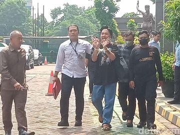 Tangan Diikat Kabel Ties, Asisten Nikita Mirzani: di Dalam Seru!