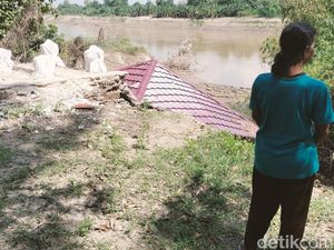 Makam 3 Penyebar Islam Bojonegoro Tetap Utuh Meski Diterjang Longsor Makam 3 Penyebar Islam Bojonegoro Tetap Utuh Meski Diterjang Longsor