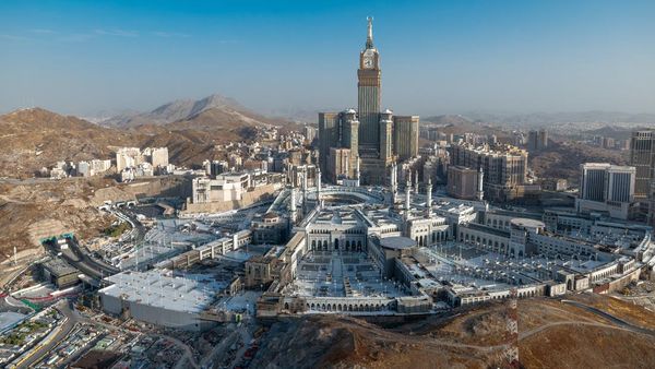 Megah dan Penuh Cahaya, Masjidil Haram Jadi Pusat Dunia