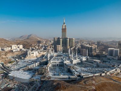 Megah dan Penuh Cahaya, Masjidil Haram Jadi Pusat Dunia