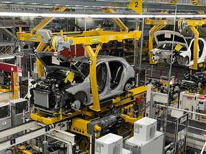 Mengintip Pabrik Mercedes-Benz di Tengah Tekanan Trump ke Uni Eropa