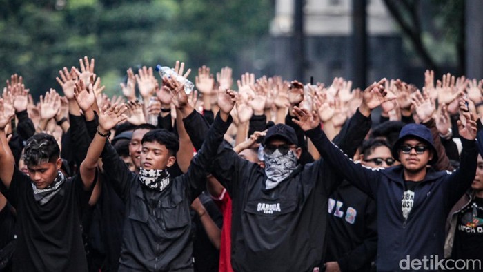Menyala! Ultras Gelorakan Chant Jelang Indonesia Vs China Ultras Timnas Indonesia merapat ke GBK menjelang pertandingan timnas vs China. Mereka meneriakkan chant sebelum memasuki stadion, Kamis (5/6/2025).