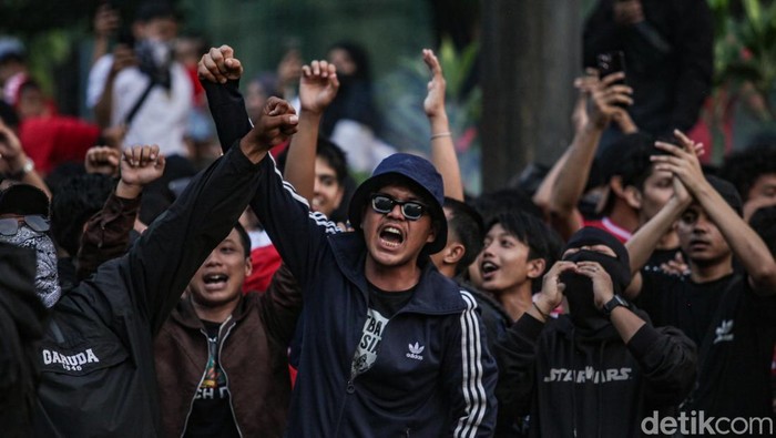 Menyala! Ultras Gelorakan Chant Jelang Indonesia Vs China Ultras Timnas Indonesia merapat ke GBK menjelang pertandingan timnas vs China. Mereka meneriakkan chant sebelum memasuki stadion, Kamis (5/6/2025).