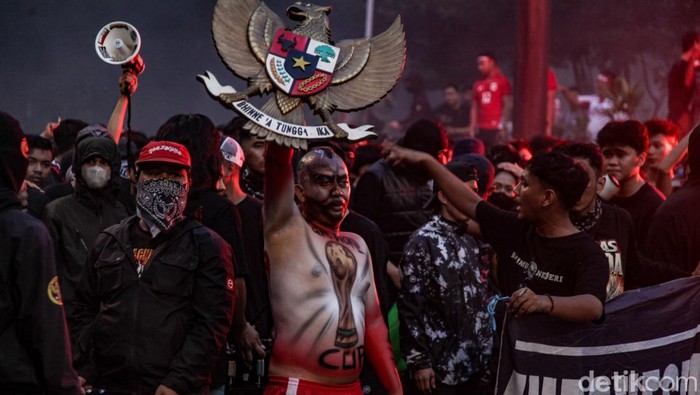 Ultras Timnas Indonesia merapat ke GBK menjelang pertandingan timnas vs China. Mereka meneriakkan chant sebelum memasuki stadion, Kamis (5/6/2025).