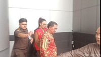Nikita Mirzani Berompi Nomor 61 Saat Dibawa ke Rutan Pondok Bambu