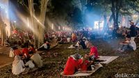 Nobar Indonesia Vs China Ala Piknik di GBK