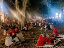 Nobar Indonesia Vs China Ala Piknik di GBK