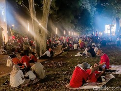 Tidak semua suporter memiliki tiket masuk ke SUGBK untuk menonton Timnas Indonesia vs China. Banyak di antara mereka nobar di sisi luar stadion.