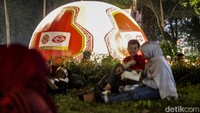 Area plaza tenggara GBK pun menjadi spot suporter berkumpul.