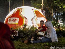 Area plaza tenggara GBK pun menjadi spot suporter berkumpul.