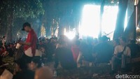 Sebuah layar besar disiapkan di dekat lokasi.