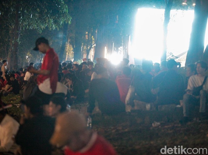 Tidak semua suporter memiliki tiket masuk ke Stadion Utama GBK (SUGBK) menonton Timnas Indonesia vs China. Banyak di antara mereka nobar di sisi luar stadion, Kamis (5/6/2025).