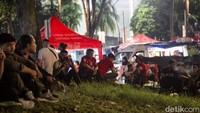 Sambil duduk di rerumputan ala piknik, mereka nobar.