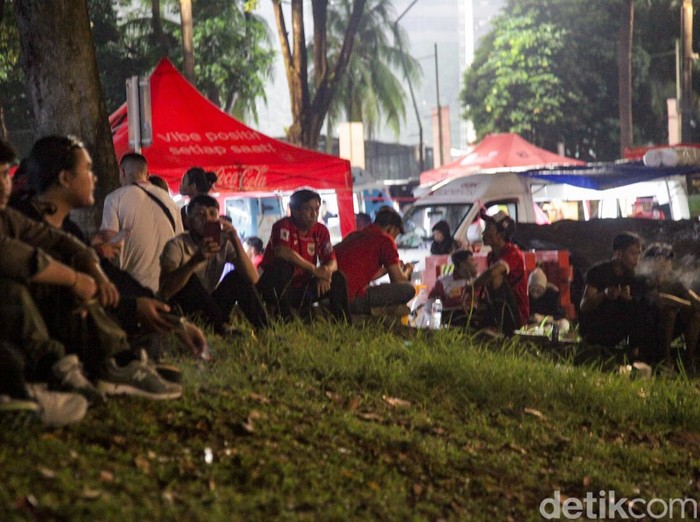Tidak semua suporter memiliki tiket masuk ke Stadion Utama GBK (SUGBK) menonton Timnas Indonesia vs China. Banyak di antara mereka nobar di sisi luar stadion, Kamis (5/6/2025).