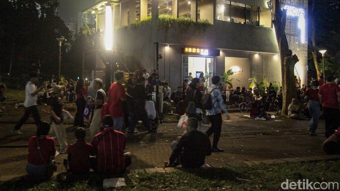 Nobar Indonesia Vs China Ala Piknik di GBK Tidak semua suporter memiliki tiket masuk ke Stadion Utama GBK (SUGBK) menonton Timnas Indonesia vs China. Banyak di antara mereka nobar di sisi luar stadion, Kamis (5/6/2025).