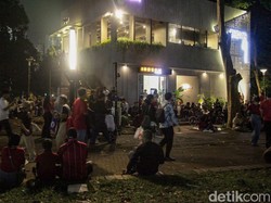 Suporter Timnas Indonesia bersiap nonton bareng (nobar) Timnas Indonesia vs China di GBK, Jakarta, Kamis (5/6/2025).