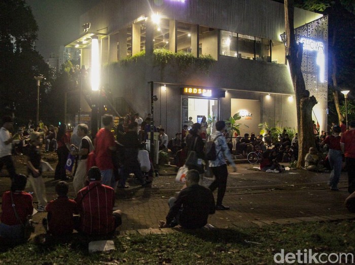 Tidak semua suporter memiliki tiket masuk ke Stadion Utama GBK (SUGBK) menonton Timnas Indonesia vs China. Banyak di antara mereka nobar di sisi luar stadion, Kamis (5/6/2025).