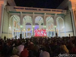 Ribuan Warga Nobar Timnas Sambil Takbiran di Masjid Al Akbar Surabaya