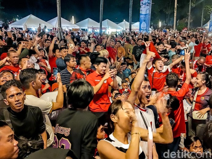 Indonesia ungguli Timnas China 1-0 di babak pertama lewat gol Ole Romeny. Suporter teriak histeris di area nobar GBK, Jakarta, Kamis (5/6/2025).