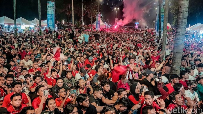 Ole Romeny Cetak Gol, Suporter Histeris Nobar di GBK Indonesia ungguli Timnas China 1-0 di babak pertama lewat gol Ole Romeny. Suporter teriak histeris di area nobar GBK, Jakarta, Kamis (5/6/2025).