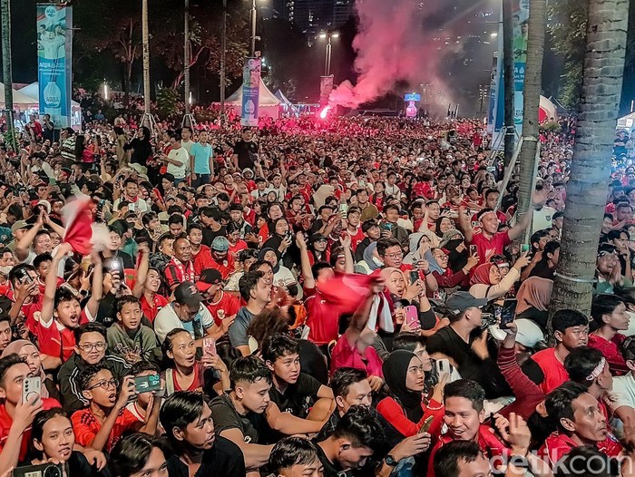 Indonesia ungguli Timnas China 1-0 di babak pertama lewat gol Ole Romeny. Suporter teriak histeris di area nobar GBK, Jakarta, Kamis (5/6/2025).
