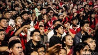 Sejak awal kick-off, suporter tampak tegang menyaksikan Timnas Indonesia vs Timnas China.