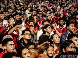 Sejak awal kick-off, suporter tampak tegang menyaksikan Timnas Indonesia vs Timnas China.